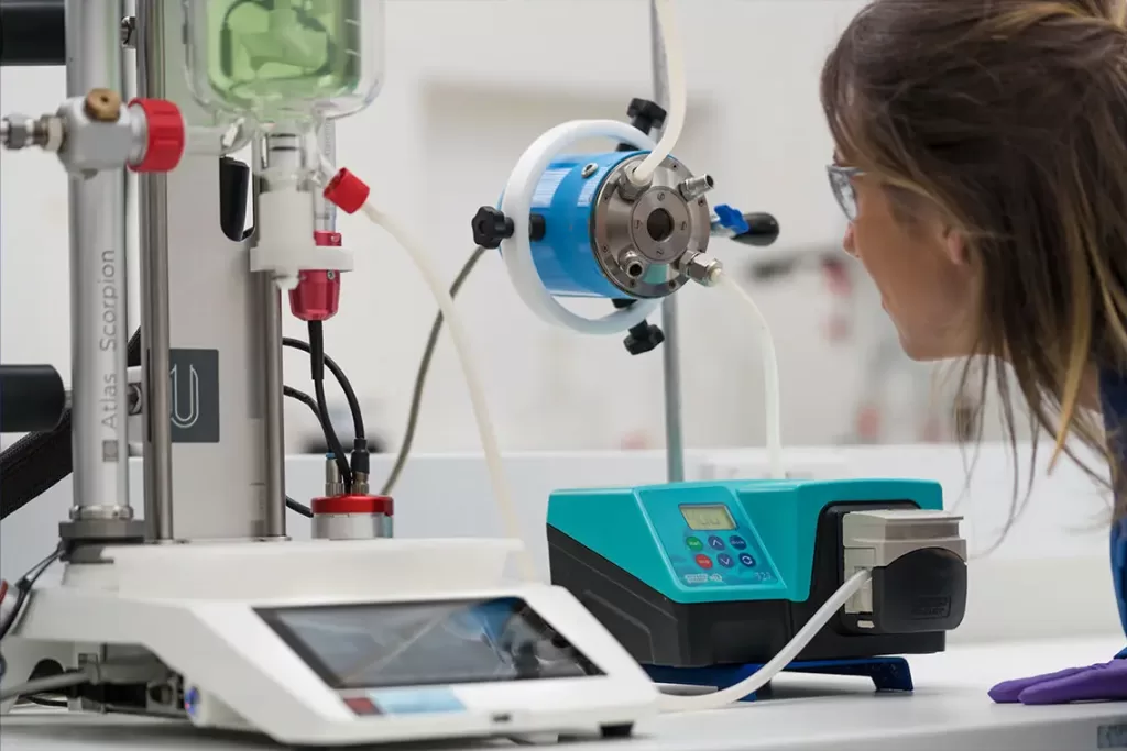 A chemist in the lab using Atlas HD Crystallization Reactor 